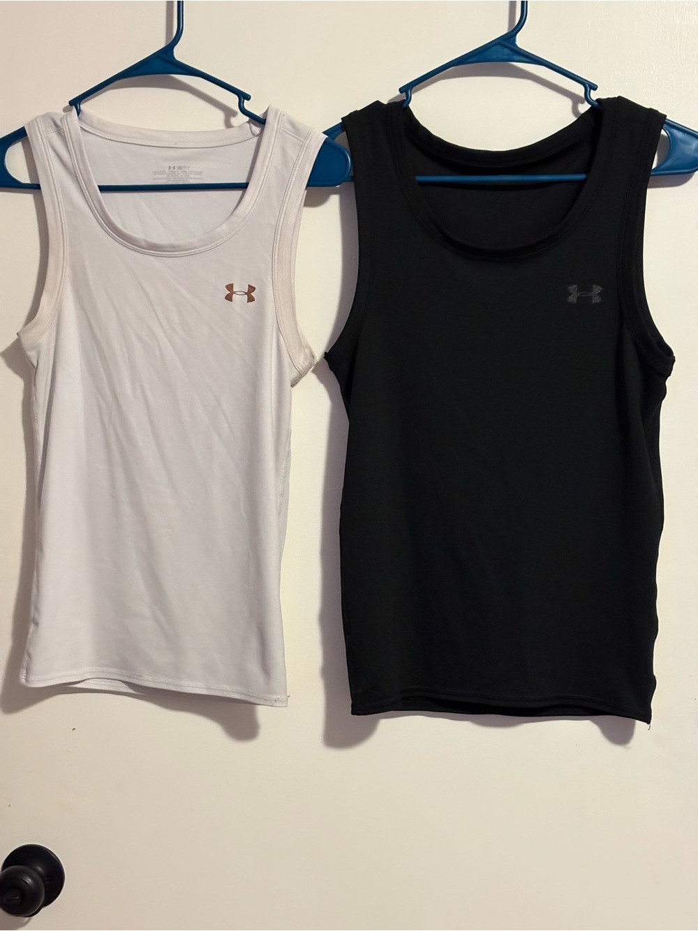 Set of 2 Women’s Under Armour Sleeveless Workout Tanks *EUC*